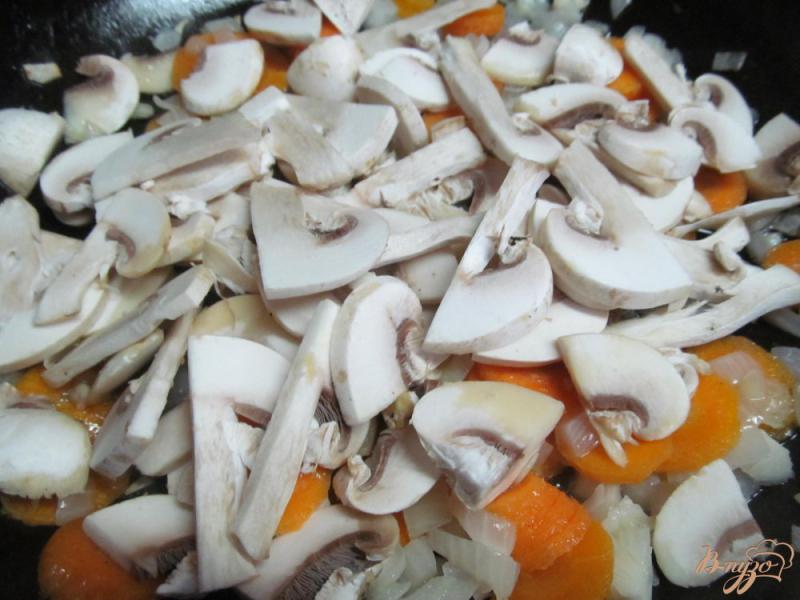 Фото приготовление рецепта: Юшка с грибами и фасолью шаг №5