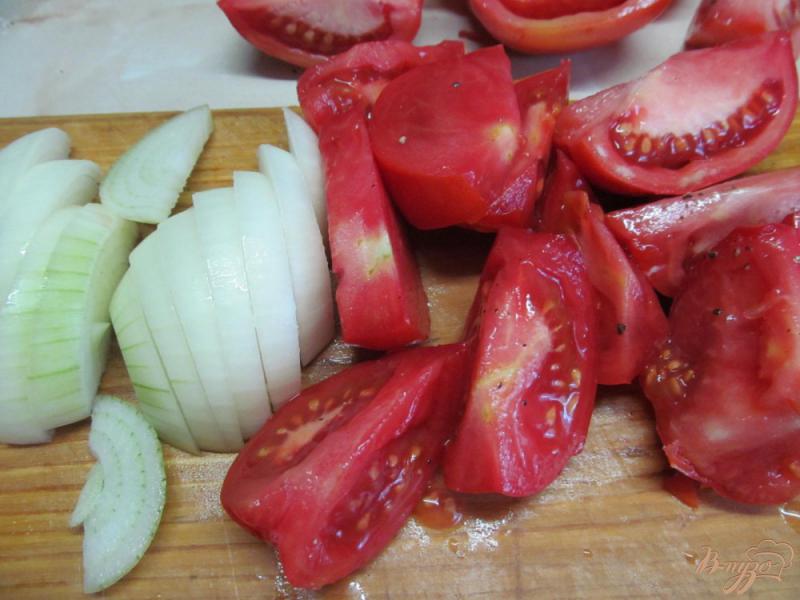 Фото приготовление рецепта: Куриные окорока в помидорах шаг №3