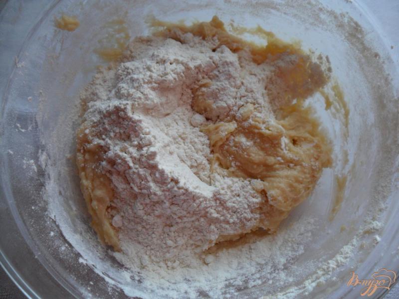 Фото приготовление рецепта: Песочный пирог с яблоками шаг №3