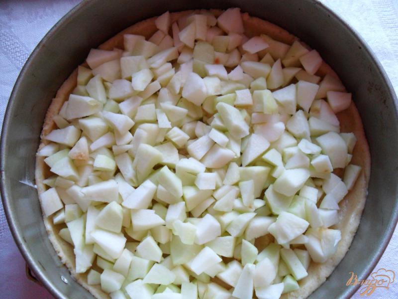 Фото приготовление рецепта: Песочный пирог с яблоками шаг №5