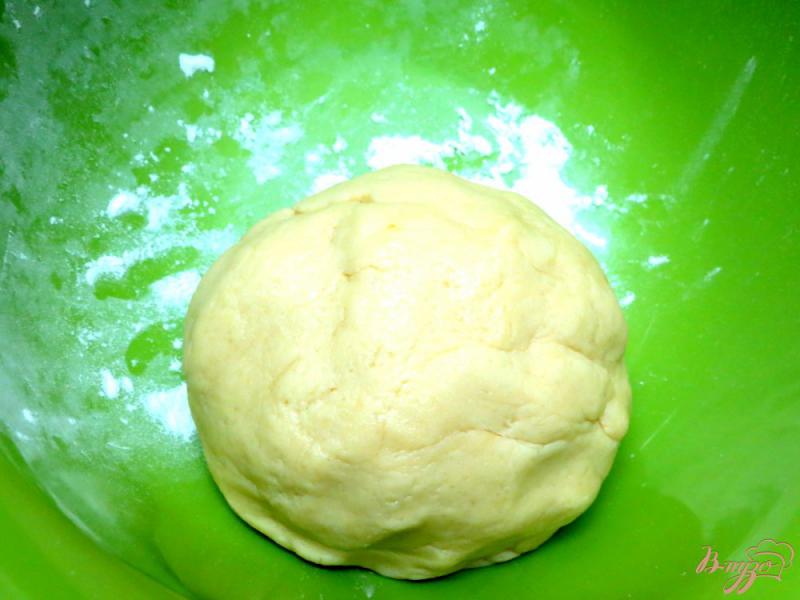 Фото приготовление рецепта: Турецкий сливово-желейный пирог шаг №4