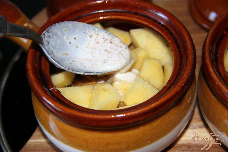 Фото приготовление рецепта: Горшочки со свининой и картофелем в сливочно-горчичном соусе шаг №7