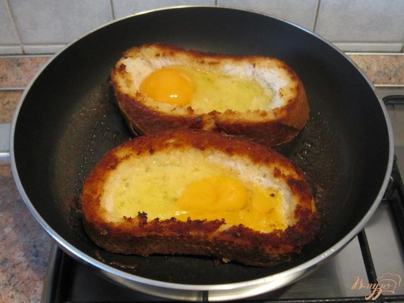 Фото приготовление рецепта: Яйца в гренках шаг №5
