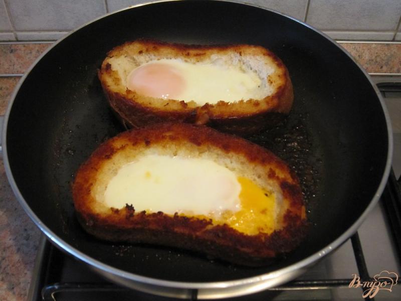 Фото приготовление рецепта: Яйца в гренках шаг №6