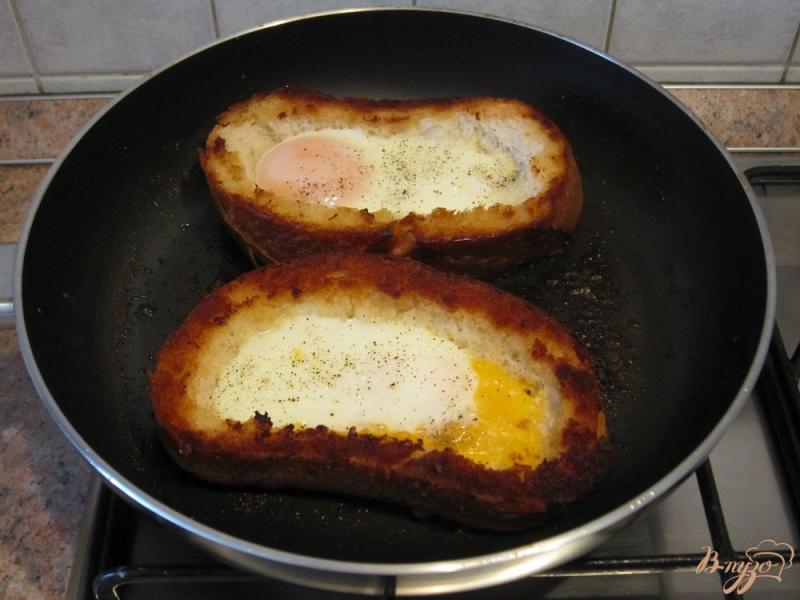 Фото приготовление рецепта: Яйца в гренках шаг №7