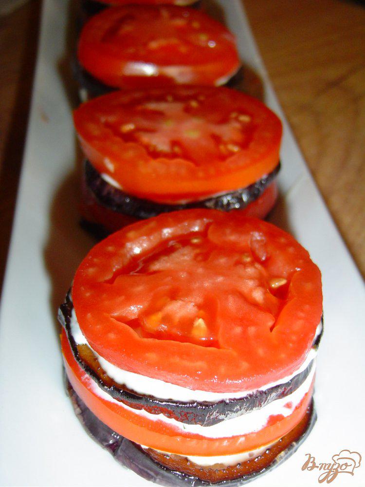 Фото приготовление рецепта: Закуска из баклажан,помидоров и чеснока шаг №8