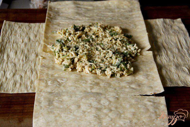 Фото приготовление рецепта: Пирог из лаваша с зелененой сырной начинкой шаг №3