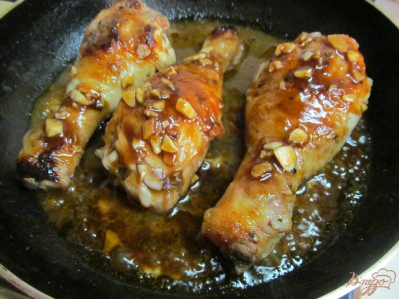 Фото приготовление рецепта: Куриные ножки тушенные с соевом соусе шаг №4