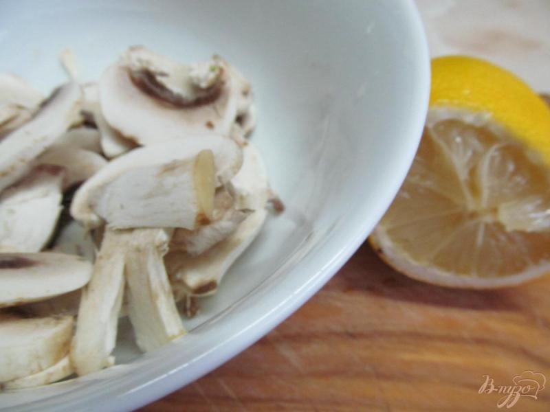 Фото приготовление рецепта: Салат из фасоли с грибами шаг №2