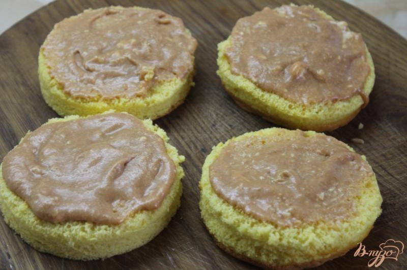 Фото приготовление рецепта: Бисквитные мини тортики с масляным кремом в шоколадной глазури шаг №4