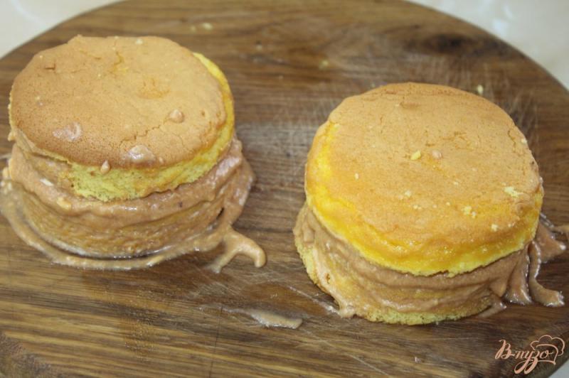 Фото приготовление рецепта: Бисквитные мини тортики с масляным кремом в шоколадной глазури шаг №5