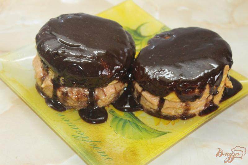 Фото приготовление рецепта: Бисквитные мини тортики с масляным кремом в шоколадной глазури шаг №6