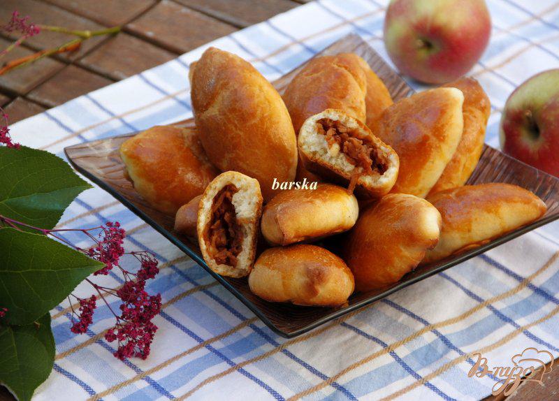 Фото приготовление рецепта: Быстрые пирожки с яблоками шаг №13