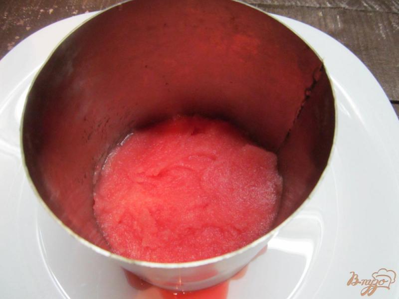 Фото приготовление рецепта: Десерт из замороженного арбуза с мороженым шаг №3