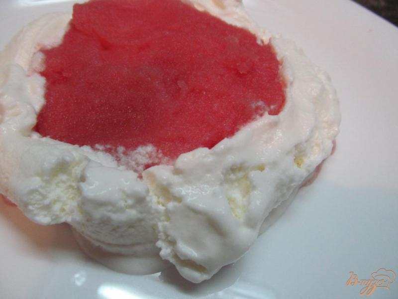 Фото приготовление рецепта: Десерт из замороженного арбуза с мороженым шаг №4