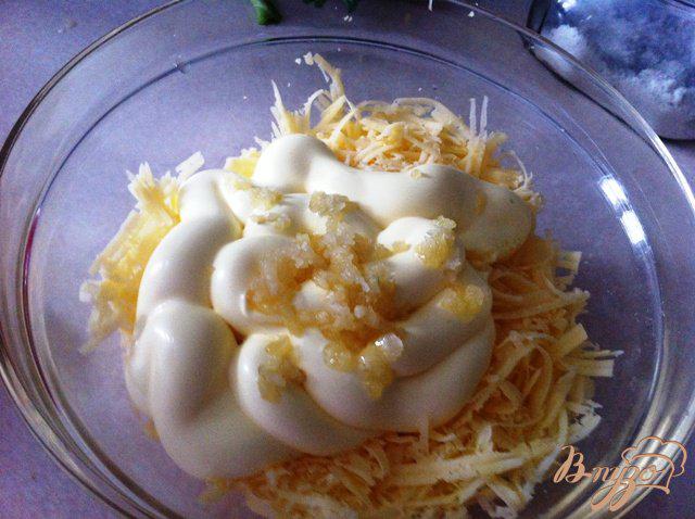 Фото приготовление рецепта: Сырный салат в помидорах шаг №2