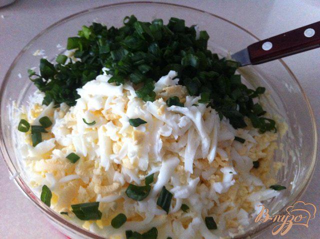 Фото приготовление рецепта: Сырный салат в помидорах шаг №4