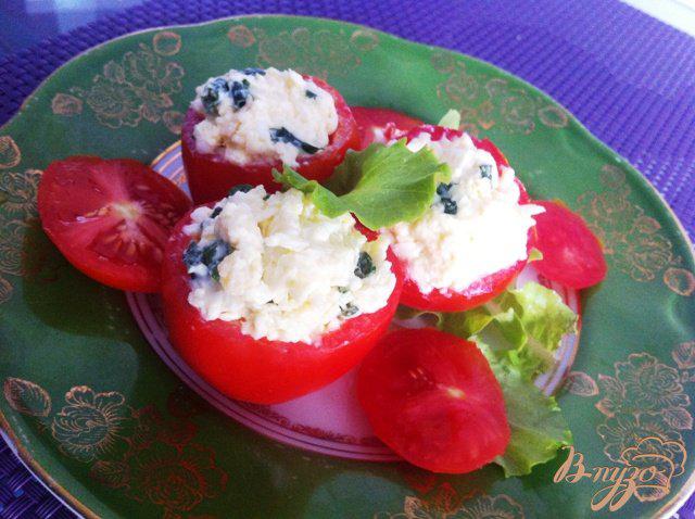 Фото приготовление рецепта: Сырный салат в помидорах шаг №9