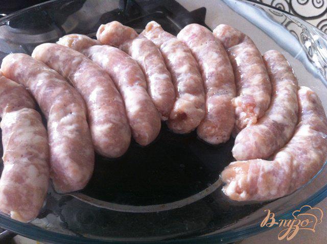 Фото приготовление рецепта: Куриные колбаски с картофелем, запеченные в духовке шаг №3