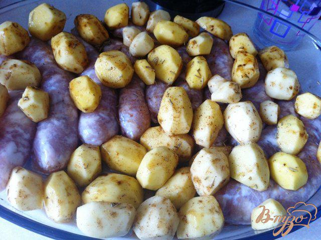 Фото приготовление рецепта: Куриные колбаски с картофелем, запеченные в духовке шаг №4