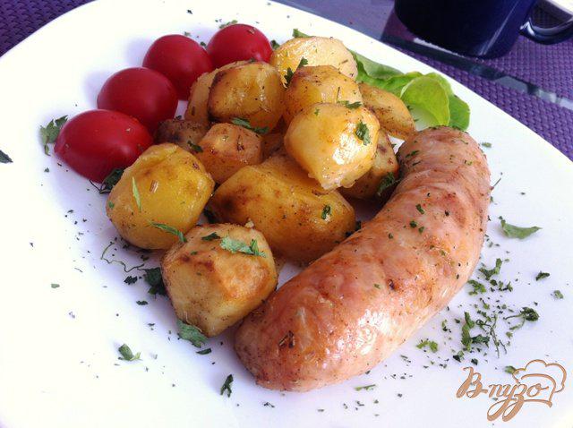 Фото приготовление рецепта: Куриные колбаски с картофелем, запеченные в духовке шаг №6