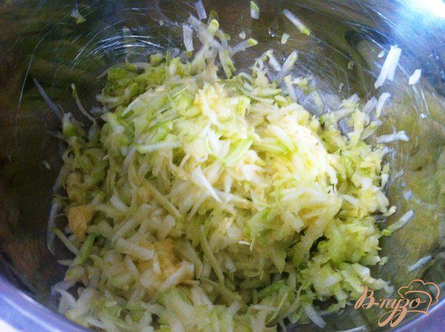 Фото приготовление рецепта: Картофельно-кабачковые оладьи из духовки шаг №2