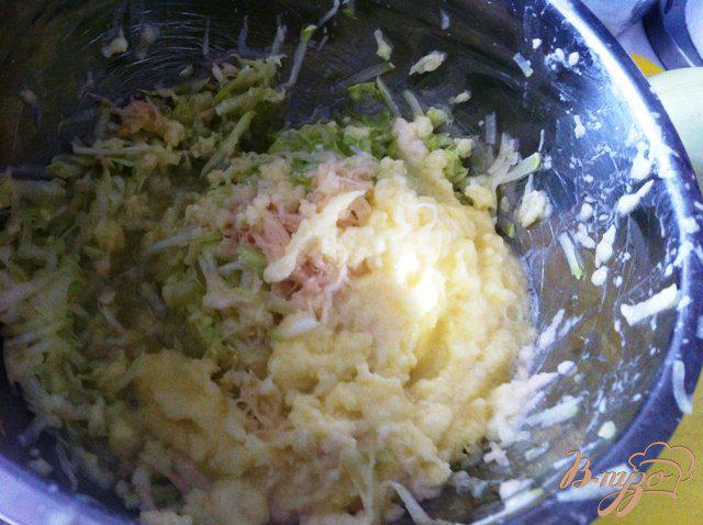 Фото приготовление рецепта: Картофельно-кабачковые оладьи из духовки шаг №3