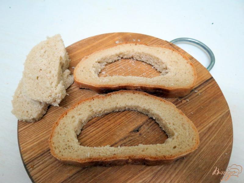 Фото приготовление рецепта: Яичница в хлебе. шаг №1