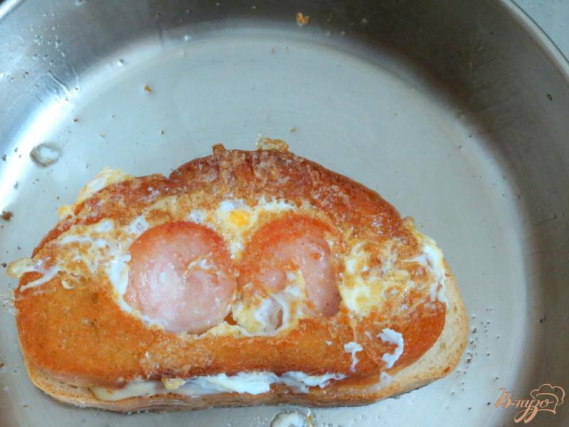 Фото приготовление рецепта: Яичница в хлебе. шаг №7