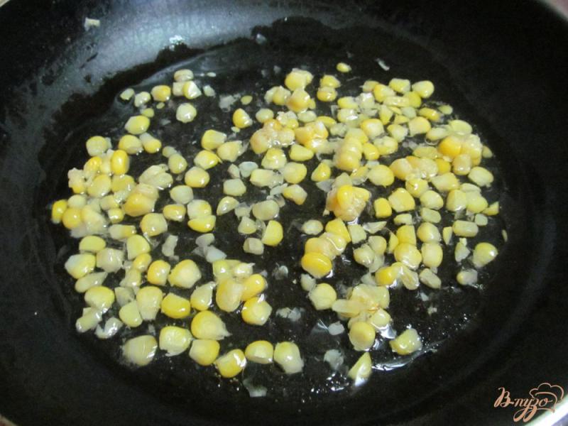 Фото приготовление рецепта: Салат из замороженной кукурузы шаг №2
