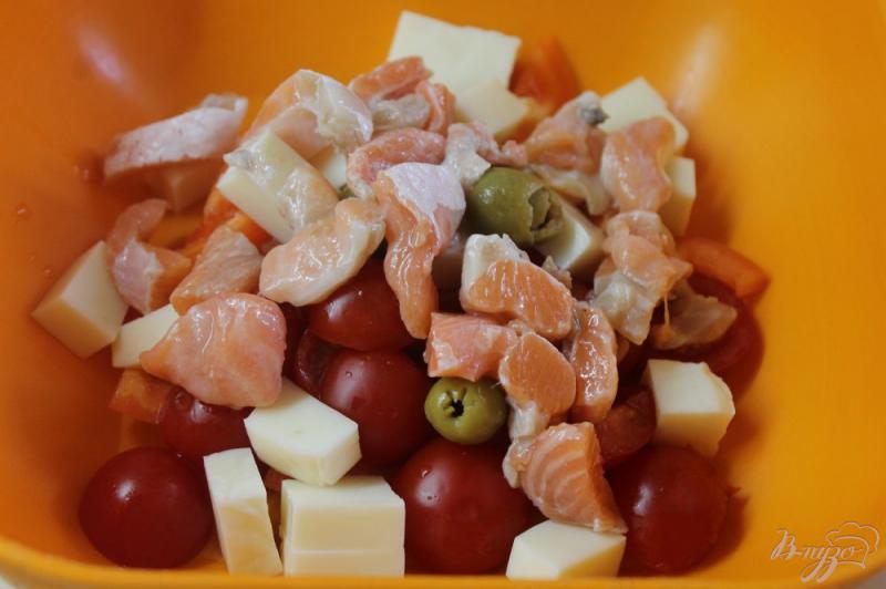 Фото приготовление рецепта: Салат с соленым лососем и зеленым соусом шаг №4