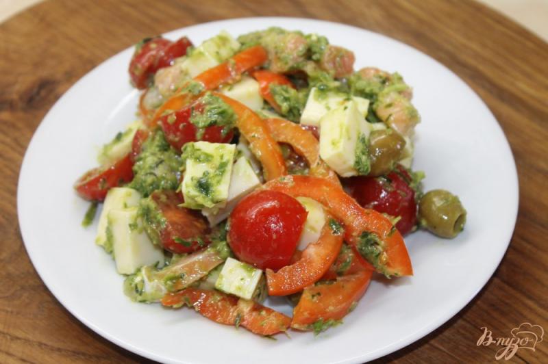 Фото приготовление рецепта: Салат с соленым лососем и зеленым соусом шаг №6
