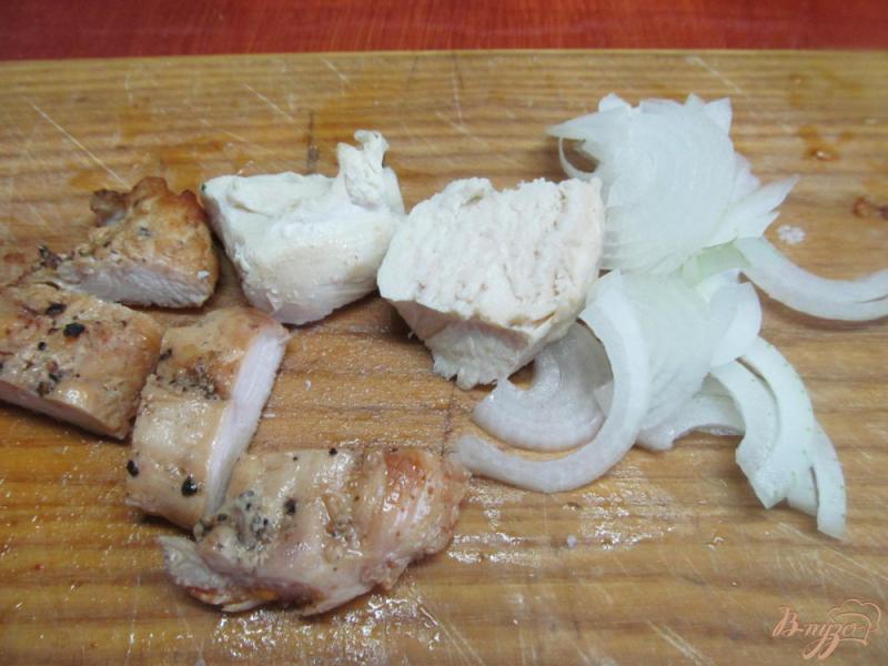 Фото приготовление рецепта: Салат из дыни курицы и бекона шаг №3