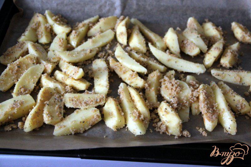 Фото приготовление рецепта: Картофель в пикантной корочке с творожным соусом шаг №4