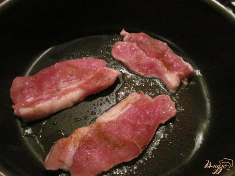 Фото приготовление рецепта: Отбивная свинина по-пражски шаг №2