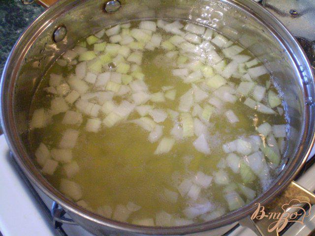 Фото приготовление рецепта: Скорый суп с консервой шаг №3