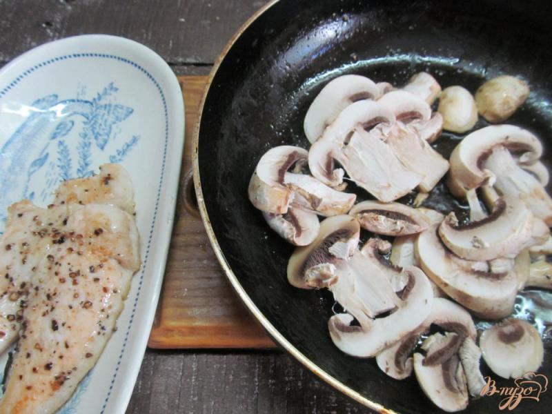 Фото приготовление рецепта: Бутерброд с курицей и грибами шаг №4