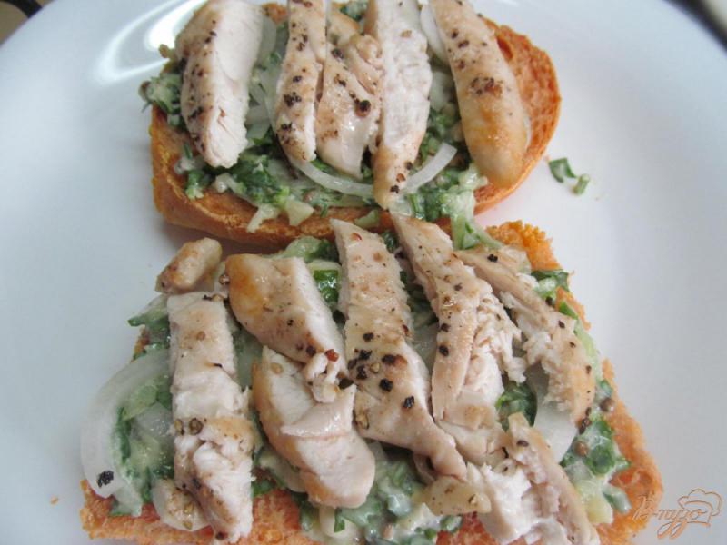 Фото приготовление рецепта: Бутерброд с курицей и грибами шаг №8