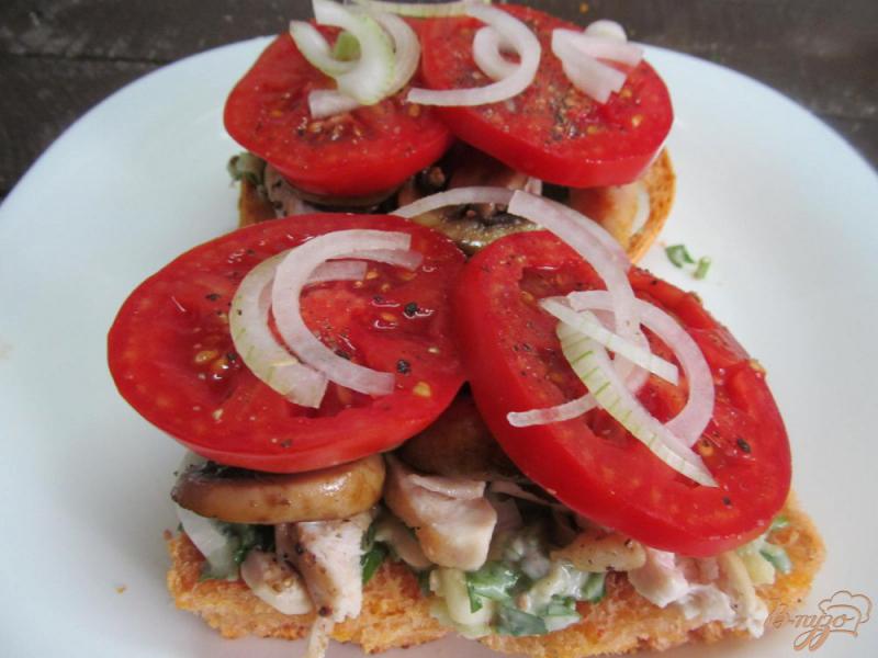 Фото приготовление рецепта: Бутерброд с курицей и грибами шаг №10