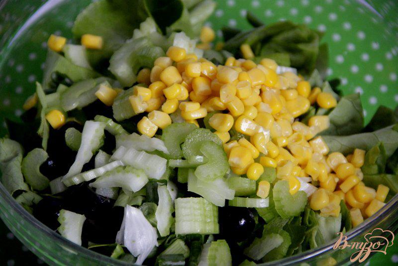 Фото приготовление рецепта: Салат  из кукурузы, сельдерея, маслин шаг №2