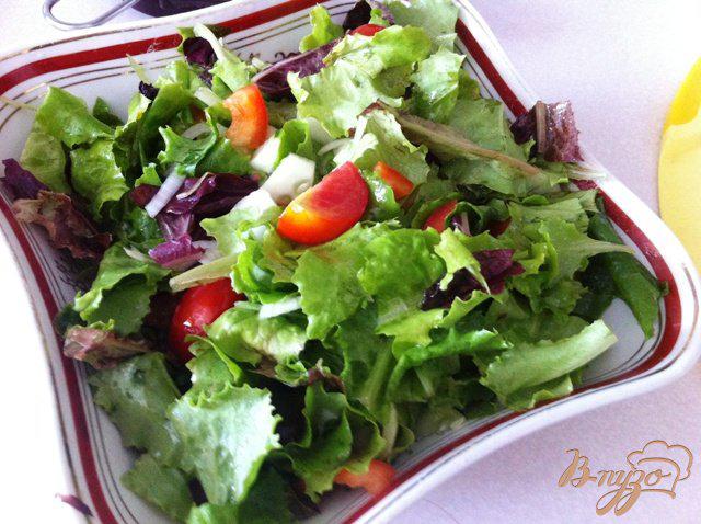 Фото приготовление рецепта: Овощной салат с тунцом и перепелиными яйцами шаг №4