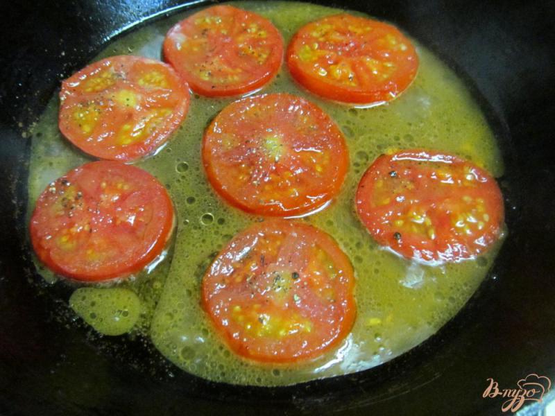 Фото приготовление рецепта: Яичница с замороженными помидорами шаг №3