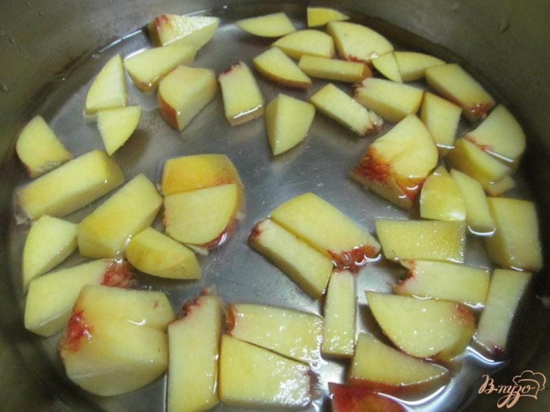 Фото приготовление рецепта: Десерт из персика с творогом шаг №2