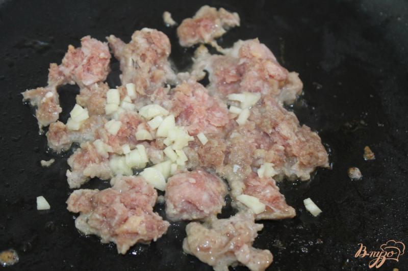 Фото приготовление рецепта: Гренки с свиным фаршем и помидором под сыром шаг №3