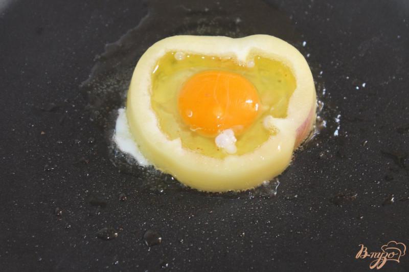 Фото приготовление рецепта: Яичница глазунья на завтрак шаг №4