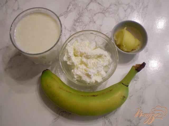 Фото приготовление рецепта: Кисломолочный коктейль с медом, творогом и бананом шаг №1