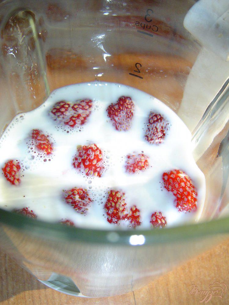 Фото приготовление рецепта: Молочно-медовый коктейль с клубникой и сливой шаг №3