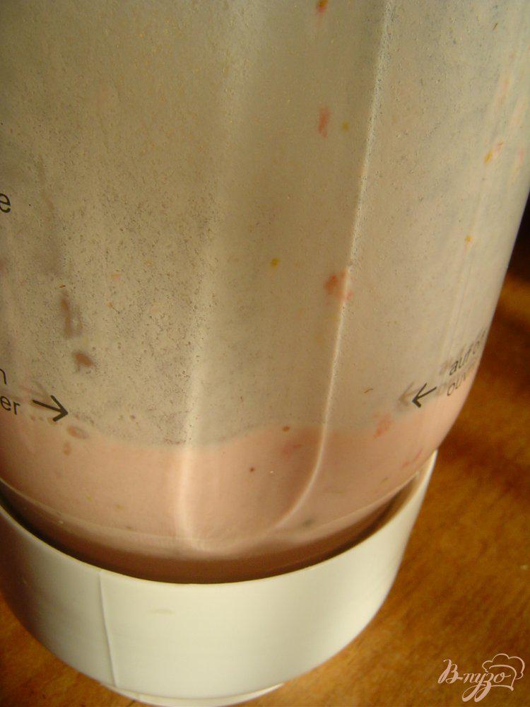 Фото приготовление рецепта: Молочно-медовый коктейль с клубникой и сливой шаг №4