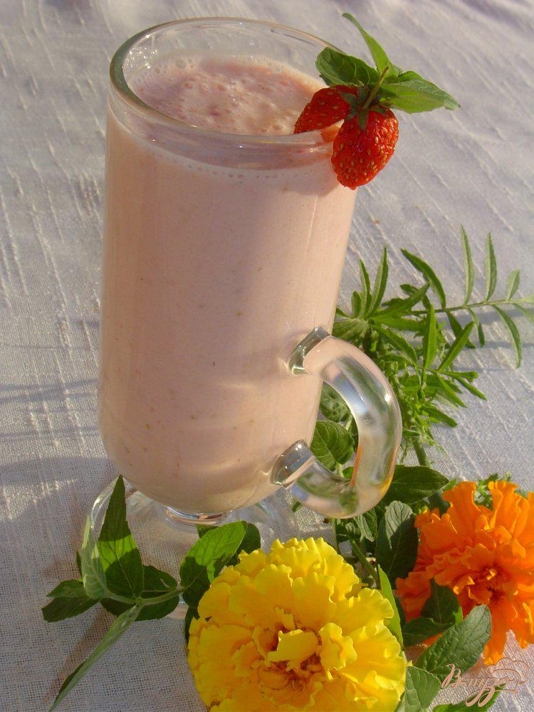 Фото приготовление рецепта: Молочно-медовый коктейль с клубникой и сливой шаг №5