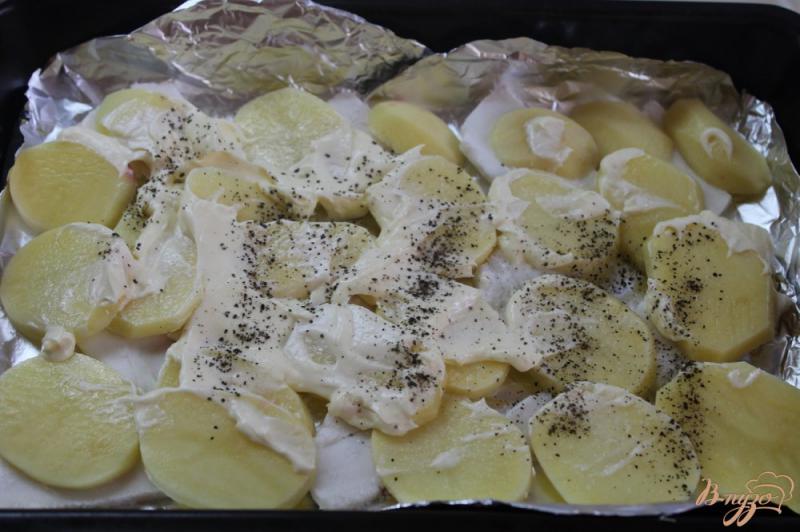 Фото приготовление рецепта: Картофель с овощами и сыром жаренные в духовке шаг №4